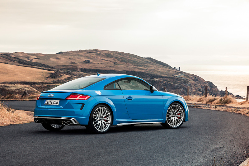 TTシリーズのトップモデルとなる「TTS クーペ」。本国および欧州諸国では2018年第4四半期から発売される予定で、価格は約5万4500ユーロ。なお、ベースモデルのTTでは145kW（197HP）を発生する「40 TFSI」、180kW（245HP）を発生する「45 TFSI」の2種類の直噴ガソリンエンジンが搭載される