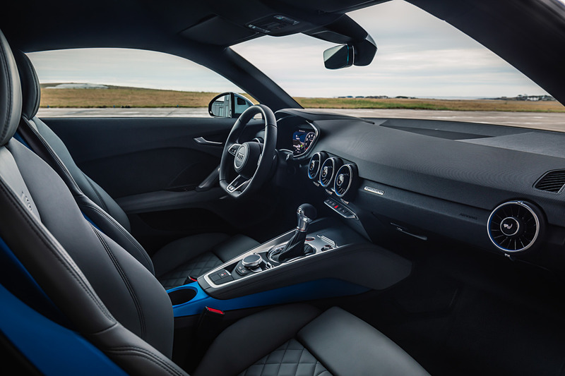 TTSのインテリアではアウディバーチャルコクピットにスポーツディスプレイが追加されるほか、Sスポーツシート、コントラストカラーのステッチなどが特徴になる