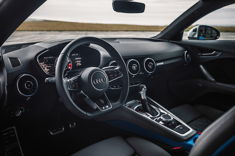TTSのインテリアではアウディバーチャルコクピットにスポーツディスプレイが追加されるほか、Sスポーツシート、コントラストカラーのステッチなどが特徴になる