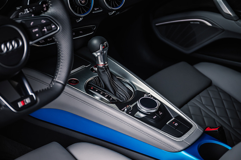 TTSのインテリアではアウディバーチャルコクピットにスポーツディスプレイが追加されるほか、Sスポーツシート、コントラストカラーのステッチなどが特徴になる