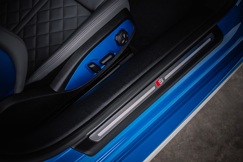 TTSのインテリアではアウディバーチャルコクピットにスポーツディスプレイが追加されるほか、Sスポーツシート、コントラストカラーのステッチなどが特徴になる