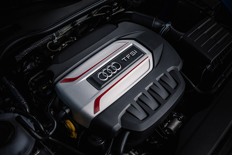 TTSが搭載する直列4気筒2.0リッター直噴ターボ「TFSI」エンジンは最高出力225kW（306HP）/5400rpm、最大トルク400Nm/2000-5300rpmを発生。トランスミッションにはデュアルクラッチAT「7速Sトロニック」を採用し、クワトロシステムで4輪を駆動。0-100km/h加速は4.5秒（ロードスターは4.8秒）を誇る