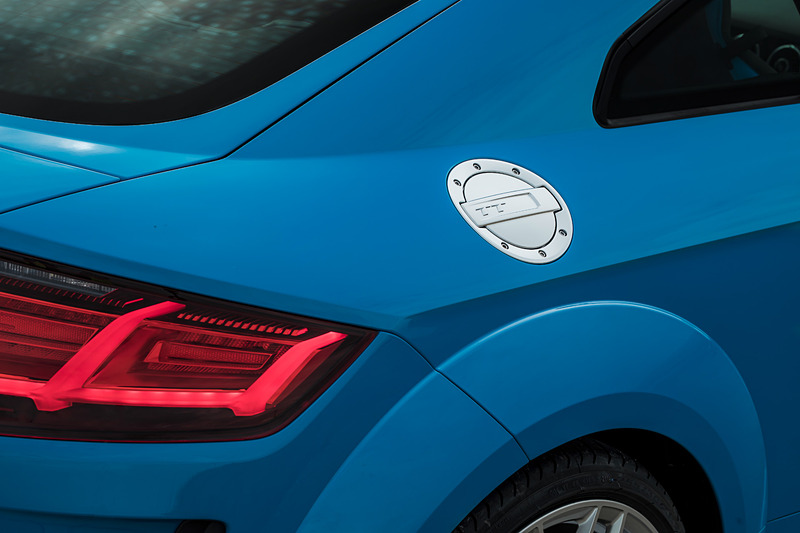 TTS クーペのエクステリアでは、シングルフレームグリルがマットシルバー＆マットブラックで構成されるとともに、アルミニウム調で仕上げられたワイドなフロントスプリッター、バーティカルエアインレット、トリムストリップなどを採用。リアまわりでは立体的なディフューザー、4本出しのテールパイプがデザインハイライトになる