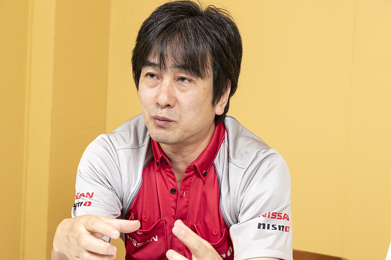 試乗の合間に、“NISMOアンバサダー”でNISMOドライビングアカデミー 校長も務めるミハエル・クルム氏（左）、ニッサン・モータースポーツ・インターナショナル株式会社 セールス＆マーケティング部 営業グループ マネジャーの碓氷公樹氏（右）のお2人からデモカーについての解説などを受ける