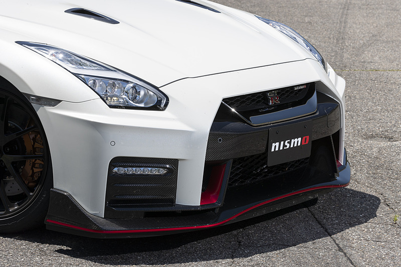 フロントスポイラー下にゴム製の「アドオンスポイラー」を追加