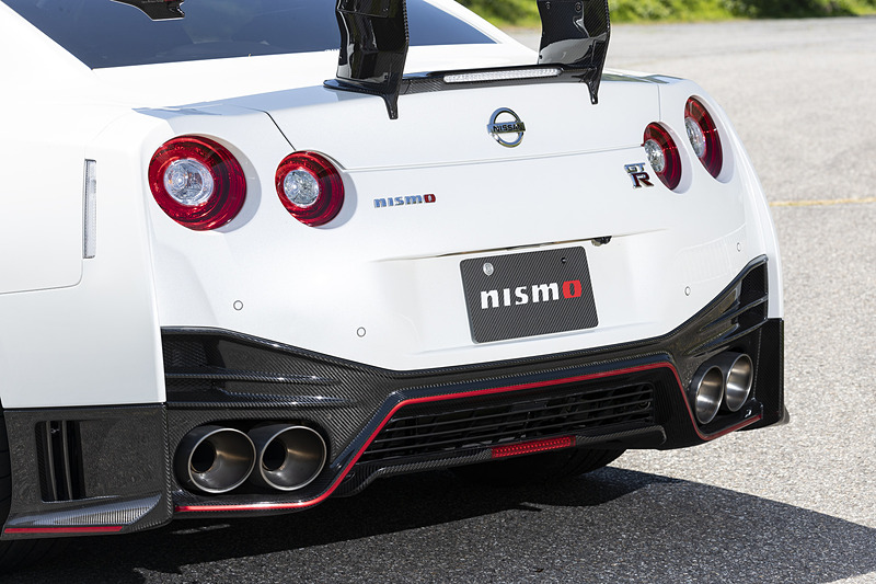 「専用カーボンリアウイング」はウイング部分がドライカーボン製で、アルミ製の脚部にもドライカーボン製のカバーを設定。高さ調節は2段階、角度調節は12段階で変更可能。ウイング側面に「7：08.679」の数字が刻まれている