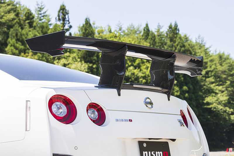 「専用カーボンリアウイング」はウイング部分がドライカーボン製で、アルミ製の脚部にもドライカーボン製のカバーを設定。高さ調節は2段階、角度調節は12段階で変更可能。ウイング側面に「7：08.679」の数字が刻まれている