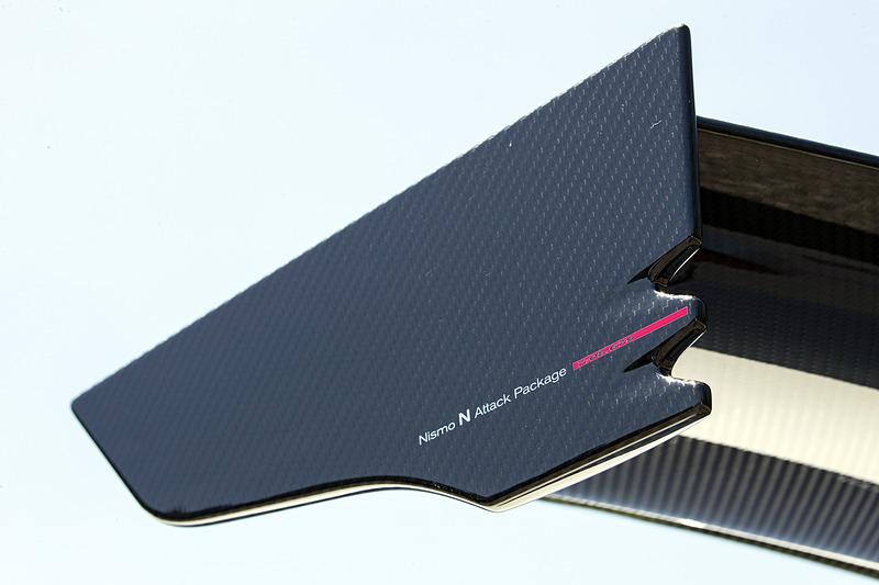 「専用カーボンリアウイング」はウイング部分がドライカーボン製で、アルミ製の脚部にもドライカーボン製のカバーを設定。高さ調節は2段階、角度調節は12段階で変更可能。ウイング側面に「7：08.679」の数字が刻まれている