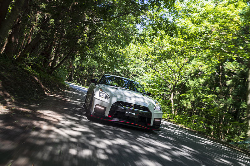 筆者自身での運転に加え、今回もNISMOアンバサダーのクルム氏にドライブしてもらい、助手席でこのクルマのポテンシャルを体感。本当に素晴らしい走りだ