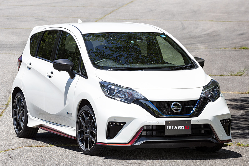 ノート e-POWER NISMOをベースにフロントにヘリカル式LSDを装着したほか、通常は「ノート NISMO S」用となる17インチアルミホイールにミシュランの「パイロット スポーツ4」（205/45 R17）、「NISMOスポーツリセッティング」などを与えたデモカー