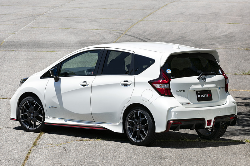 ノート e-POWER NISMOをベースにフロントにヘリカル式LSDを装着したほか、通常は「ノート NISMO S」用となる17インチアルミホイールにミシュランの「パイロット スポーツ4」（205/45 R17）、「NISMOスポーツリセッティング」などを与えたデモカー