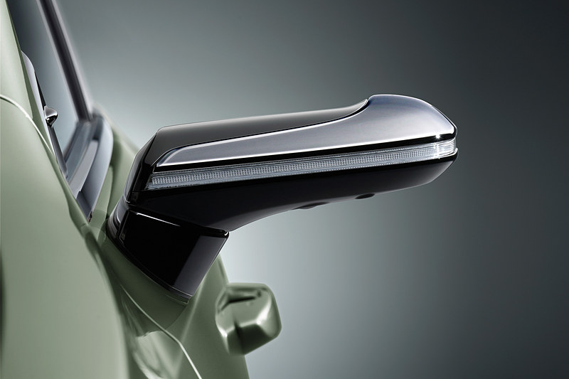 上下方向に薄く、一般的なドアミラーよりも小型化されたデジタルアウターミラーのカメラハウジング