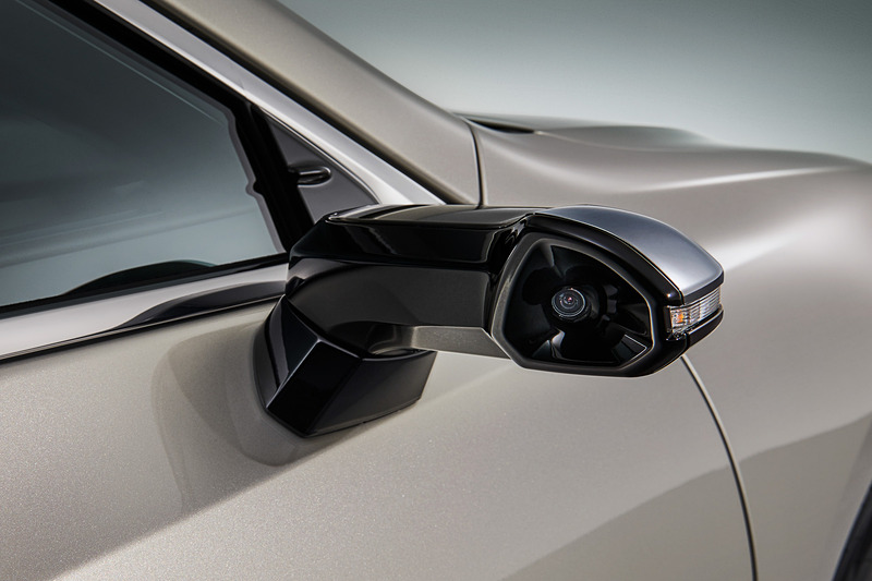 上下方向に薄く、一般的なドアミラーよりも小型化されたデジタルアウターミラーのカメラハウジング