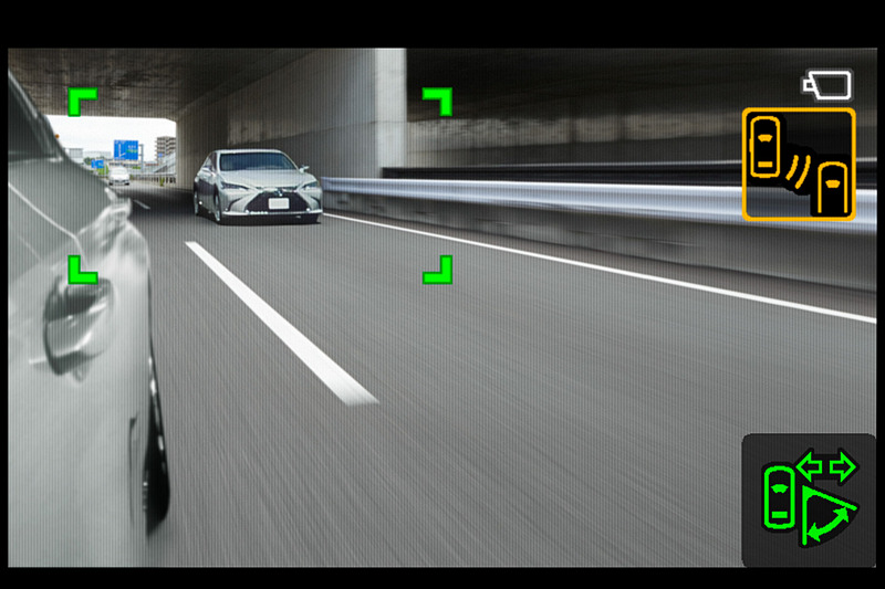 多くのユーザーが慣れ親しんでいる一般的なドアミラー同様の画角に加え、状況に応じて表示内容を自動変更。周辺状況を確認しやすいようサポートする