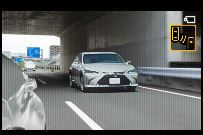 多くのユーザーが慣れ親しんでいる一般的なドアミラー同様の画角に加え、状況に応じて表示内容を自動変更。周辺状況を確認しやすいようサポートする