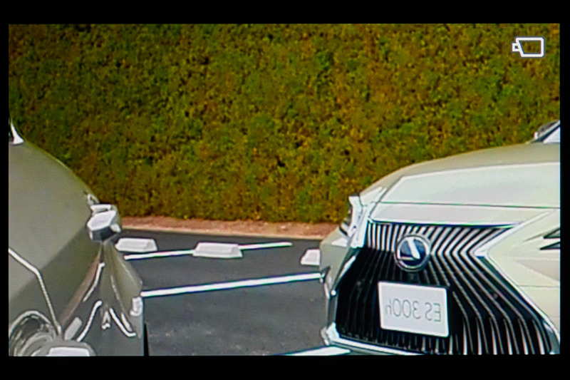 多くのユーザーが慣れ親しんでいる一般的なドアミラー同様の画角に加え、状況に応じて表示内容を自動変更。周辺状況を確認しやすいようサポートする