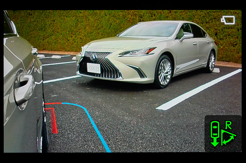 多くのユーザーが慣れ親しんでいる一般的なドアミラー同様の画角に加え、状況に応じて表示内容を自動変更。周辺状況を確認しやすいようサポートする