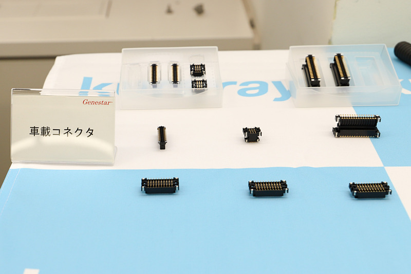 会場にはジェネスタが採用されている自動車部品が展示されていた。ギヤ部品は、クリーム色のギヤにジェネスタが用いられている