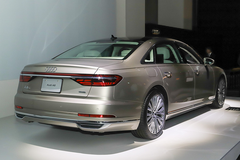 ファヤ氏が最も気に入っているというリアのデザイン。オプションの「HDマトリクスLEDヘッドライト アウディレーザーライトパッケージ」を選択することで、光のアニメーション演出を行なうカミングホーム/リービングホーム機能を備えたLEDランプがリアの幅いっぱいに装着される