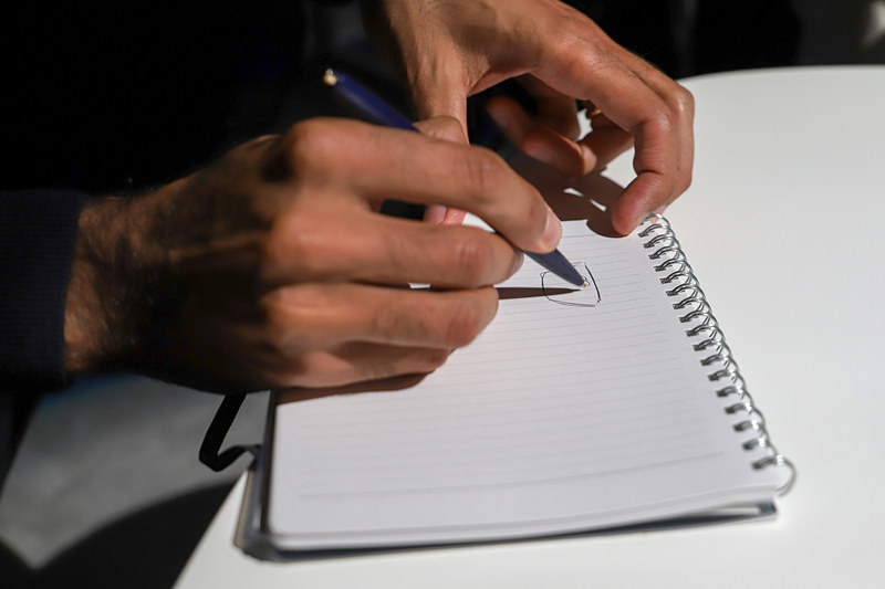 インタビューに参加している記者のノートとペンを借りて、ファヤ氏がグリルのデザインをサラサラと描き上げて説明をする場面もあった