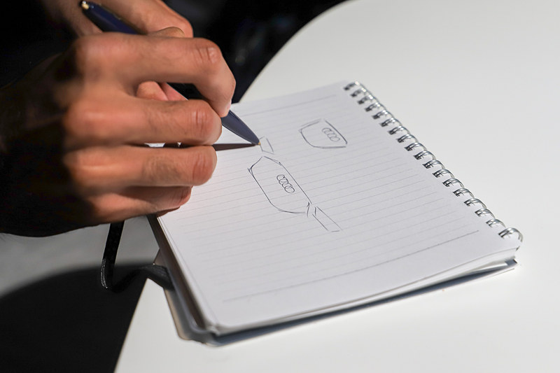 インタビューに参加している記者のノートとペンを借りて、ファヤ氏がグリルのデザインをサラサラと描き上げて説明をする場面もあった