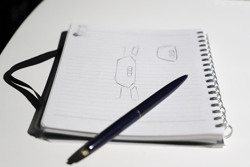 インタビューに参加している記者のノートとペンを借りて、ファヤ氏がグリルのデザインをサラサラと描き上げて説明をする場面もあった