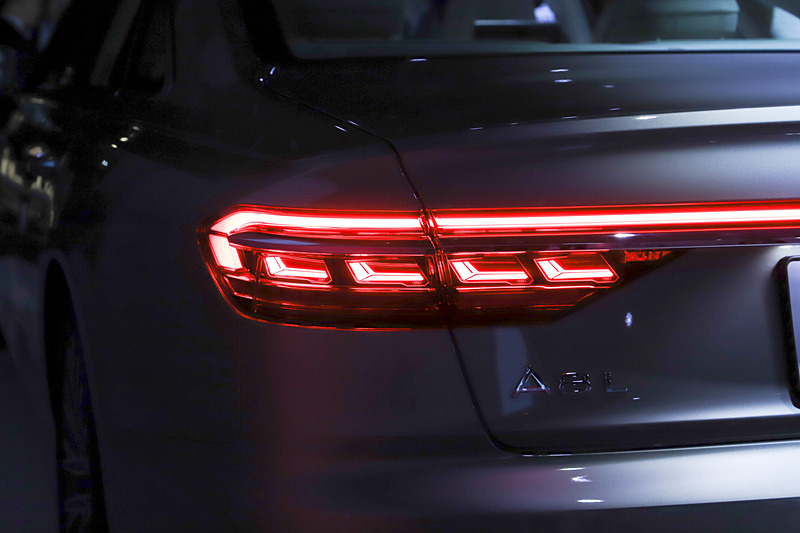 A8の先進性はライトなどで表現