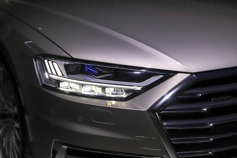 A8の先進性はライトなどで表現