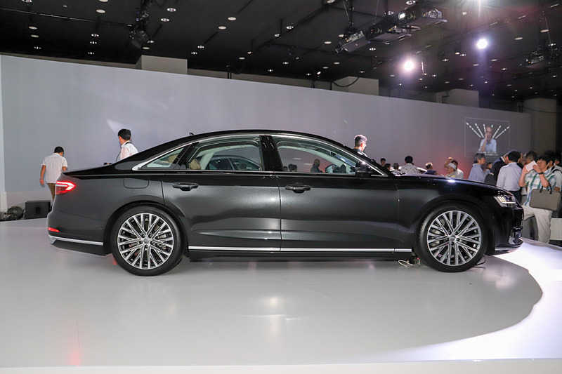 真横から見るとベルトラインやショルダーラインは見えないが、フロントバンパーは直角で、リアバンパーは斜めに角度が付いていて、後ろから押されているような印象になっている