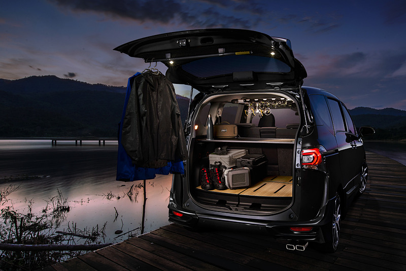 「バックドアタープ」や「ラゲージウッドデッキ」などを装着した「新型シエンタ FUNBASE X」（展示車のボディカラーはベージュ）