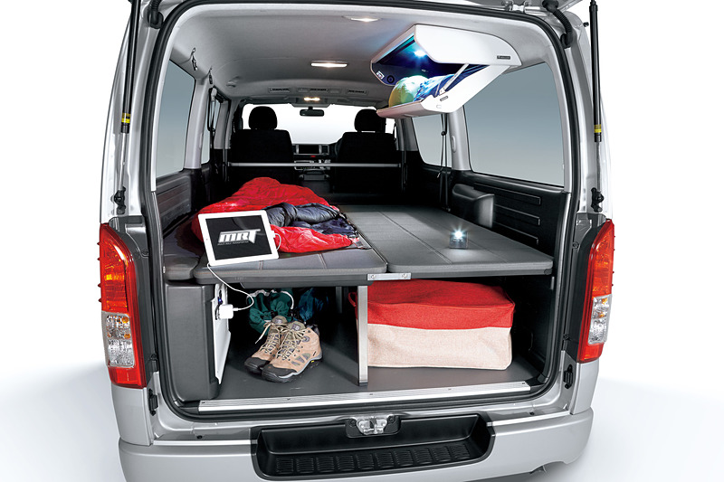 折りたたみ式の「ベッドキット」などで車中泊にも対応する「ハイエース/レジアスエース MRT TypeII」