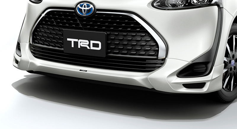 左から「フロントスポイラー」（塗装済：税別3万6000円、素地：税別3万2000円）、「サイドスカート」（塗装済：税別5万円、素地：税別4万6000円）、「リアアンダースポイラー」（塗装済：税別3万4000円、素地：税別3万円）。これら3つをセットにした「エアロパーツセット」（塗装済：税別12万円、素地：税別10万8000円）も設定