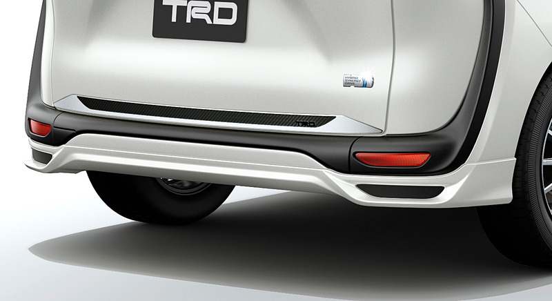 左から「フロントスポイラー」（塗装済：税別3万6000円、素地：税別3万2000円）、「サイドスカート」（塗装済：税別5万円、素地：税別4万6000円）、「リアアンダースポイラー」（塗装済：税別3万4000円、素地：税別3万円）。これら3つをセットにした「エアロパーツセット」（塗装済：税別12万円、素地：税別10万8000円）も設定