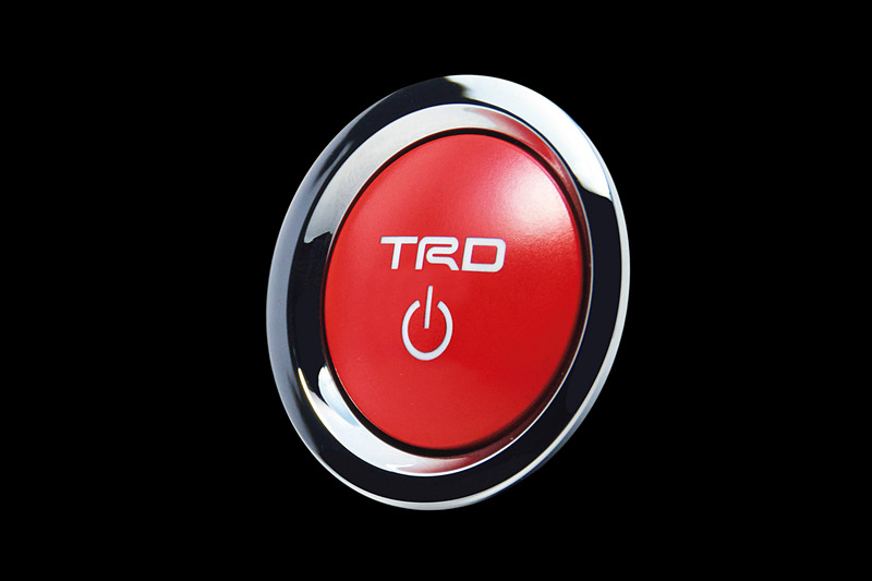 「プッシュスタートスイッチ」（税別1万4000円）は、左がガソリン用、右がハイブリッド車用