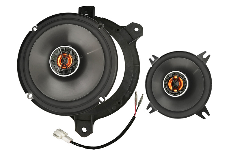 標準スピーカー交換タイプのJBL製「TRDスピーカーセット」。フロント用（160mm）スピーカーと取り付けキットを合わせた価格は税別2万円、リア用（100mm）スピーカーと取り付けキットを合わせた価格は税別1万5000円