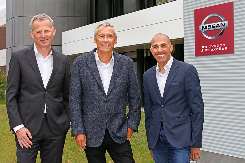 左から、日産自動車株式会社 グローバルマーケティング、ブランドストラテジー担当常務執行役員 ルー ドゥ・ブリース氏、e.dams 共同創設者およびチーム監督 ジャンポール・ドリオ氏、日産自動車株式会社 グローバル・モータースポーツ・ディレクター マイケル・カルカモ氏
