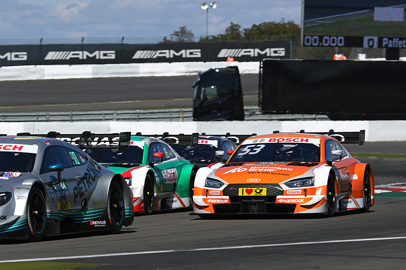 サイド・バイ・サイドの走行をするジェミー・グリーン（53番）