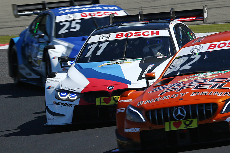 4番手のルーカス・アウアー（22番）をテール・トゥ・ノーズ、サイド・バイ・サイドで攻めるマルコ・ウィットマン（11番）