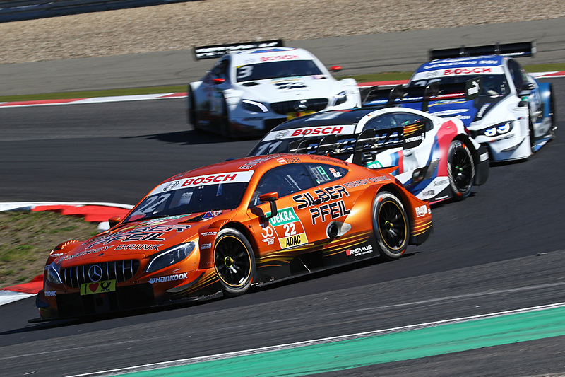 4番手のルーカス・アウアー（22番）をテール・トゥ・ノーズ、サイド・バイ・サイドで攻めるマルコ・ウィットマン（11番）