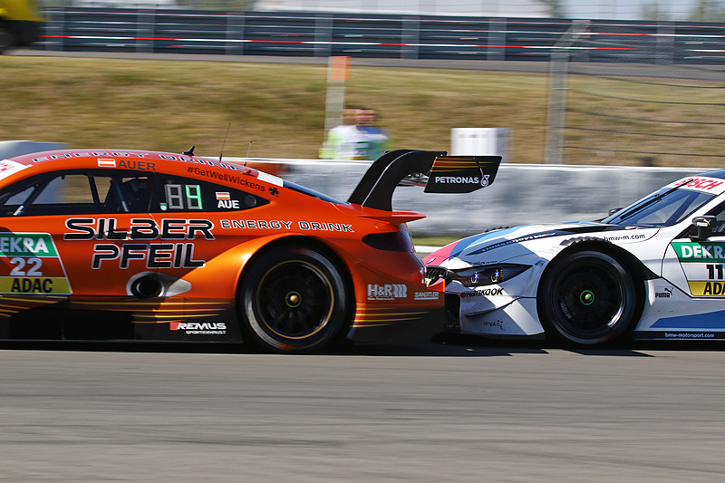 4番手のルーカス・アウアー（22番）をテール・トゥ・ノーズ、サイド・バイ・サイドで攻めるマルコ・ウィットマン（11番）