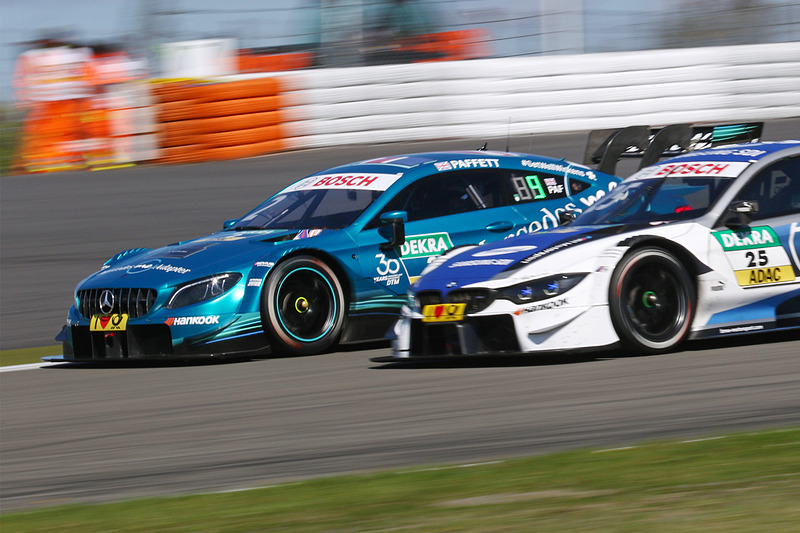 ガリー・パフェット（22番）とフィリップ・エンゲ（25番）のサイド・バイ・サイドのバトル