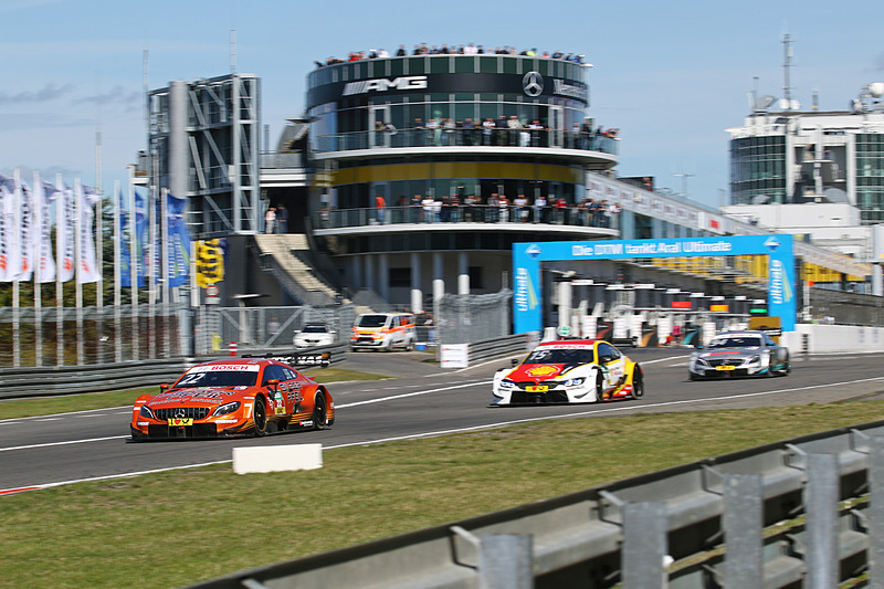 ルーカス・アウワー（22番）、オーグスト・ファルフス（15番）のバトル