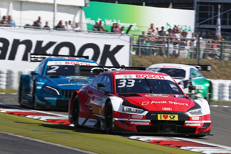 トップのレネ・ラスト（33番）にガリー・パフェット（2番）が続く