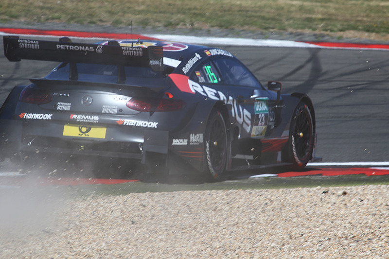 シケインでサンドトラップに入ってしまうダニエル・ジュンカデラ（23番）