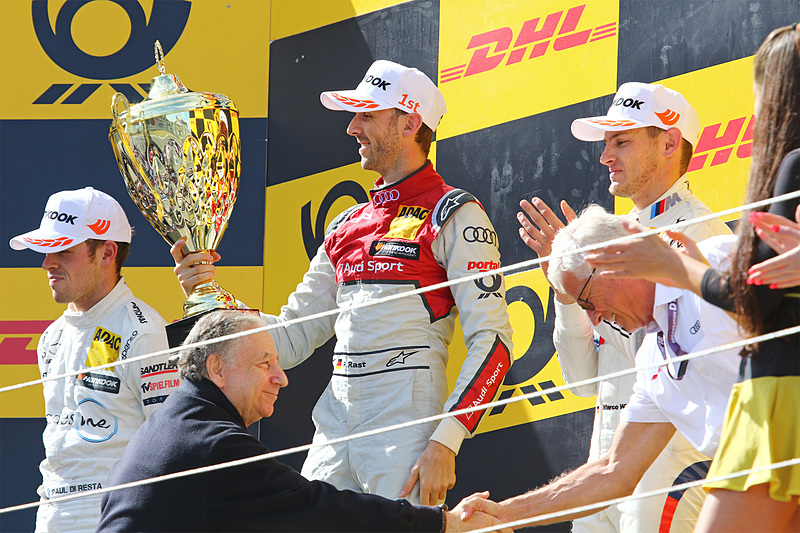 2連勝したレネ・ラスト（中央）。左は2位のポール・ディレスタ、右は3位のマルコ・ウィットマン、プレゼンターはFIA 会長のジャン・トッド氏