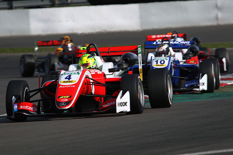 レース1で、セカンドグリッドからのスタートでトップを獲るミック・シューマッハ（4番）