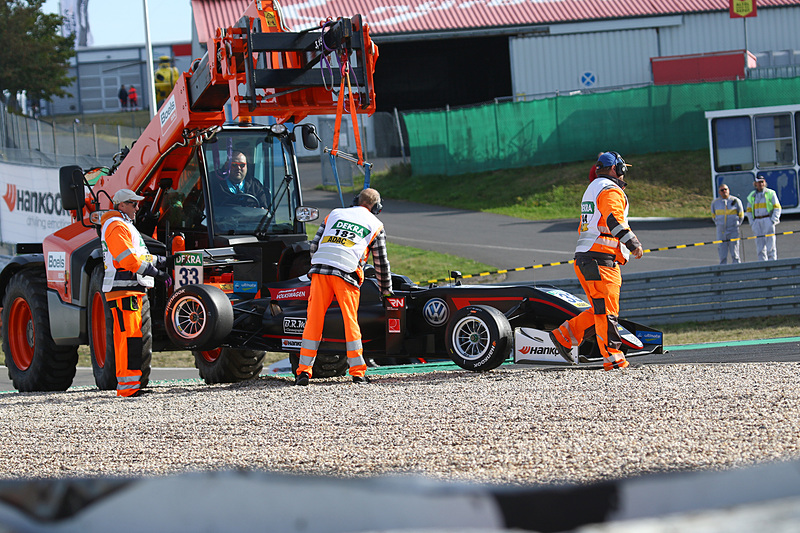 スタート直後の1コーナーで多重クラッシュにあい、リタイアした佐藤万璃音（33番）