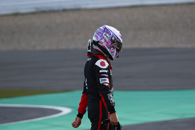 スタート直後の1コーナーで多重クラッシュにあい、リタイアした佐藤万璃音（33番）