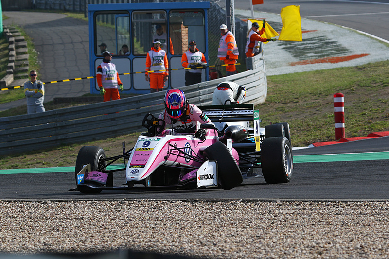 スタート直後の1コーナーで多重クラッシュにあい、リタイアしたジェハン・ダルバラ（手前）と、アレックス・パロウ（奥）