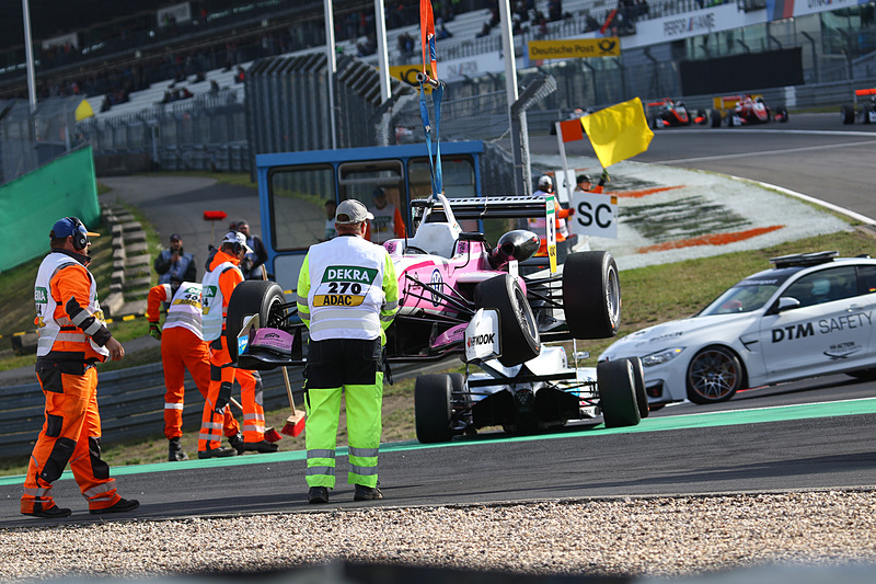 スタート直後の1コーナーで多重クラッシュにあい、リタイアしたジェハン・ダルバラ（手前）と、アレックス・パロウ（奥）